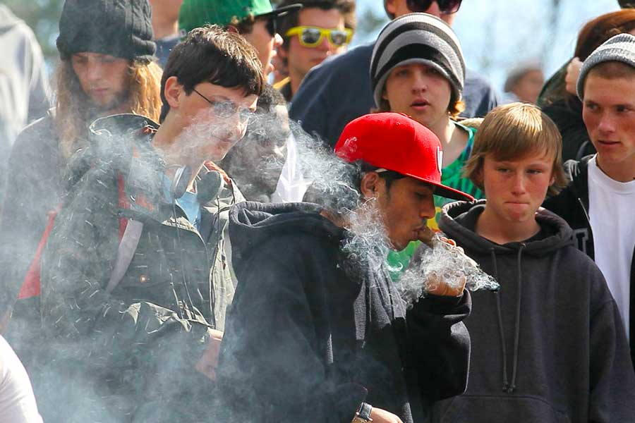 Perché gli adolescenti fumano erba? Fa male?